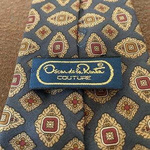 Oscar de la Renta Classic Medallion Necktie